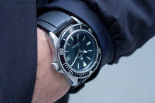 Load image into Gallery viewer, DIY Watch Club FKM Rubber Watch Band - black diver with black strap