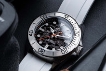 Load image into Gallery viewer, DIY WATCH CLUB - sapphire dial diver 