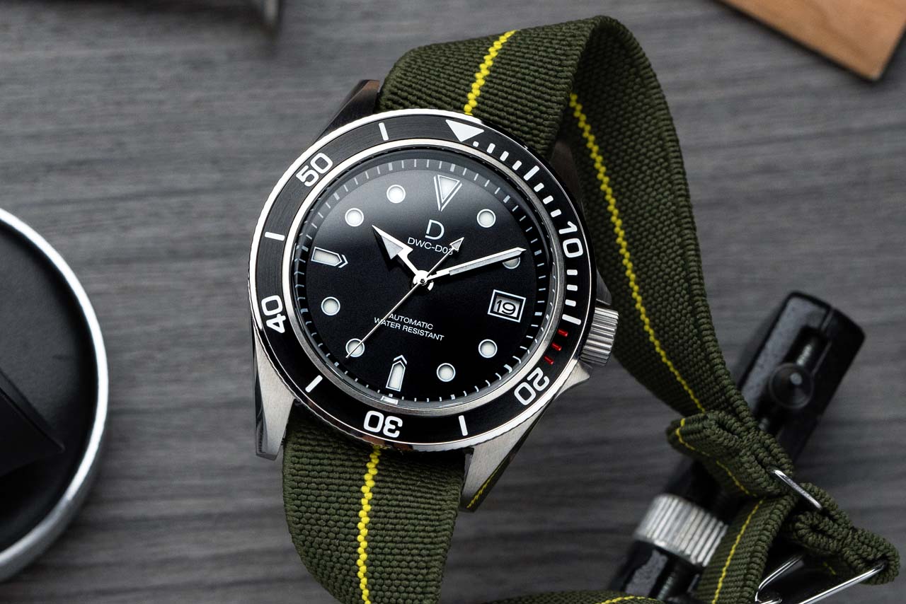 DIY WATCH CLUB - Black Diver with green parachute strap